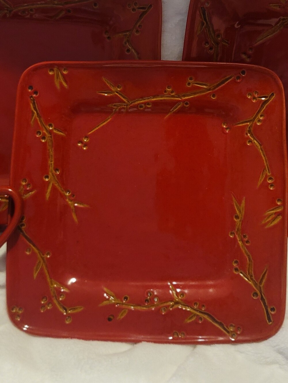 Winterberry Dinner Plates And Mugs